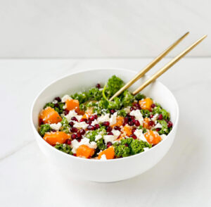 Receptas: Lapinio kopūsto [kale] ir moliūgo salotos su feta sūriu