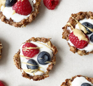 Receptas: Avižiniai krepšeliai su uogomis ir graikišku jogurtu