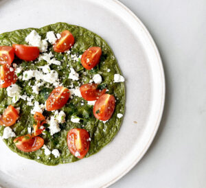 Naminė pusryčių tortilija su špinatais, feta ir pomidorais