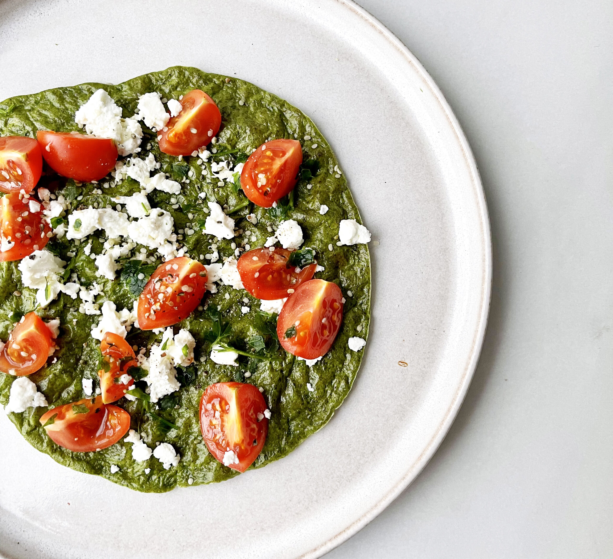 Kvieciame pasigaminti namine pusryciu tortilija su spinatais, feta suriu ir pomidorais. Receptas labai greitas ir skanus. Mazai ingredientu.