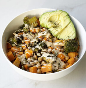 Šiltos salotos su avinžirniais ir avokadu