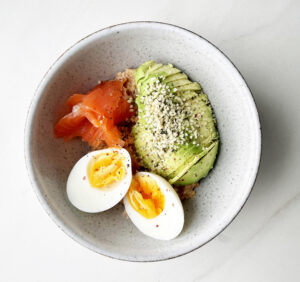 Speltos košė su avokadu, lašiša ir kiaušiniu