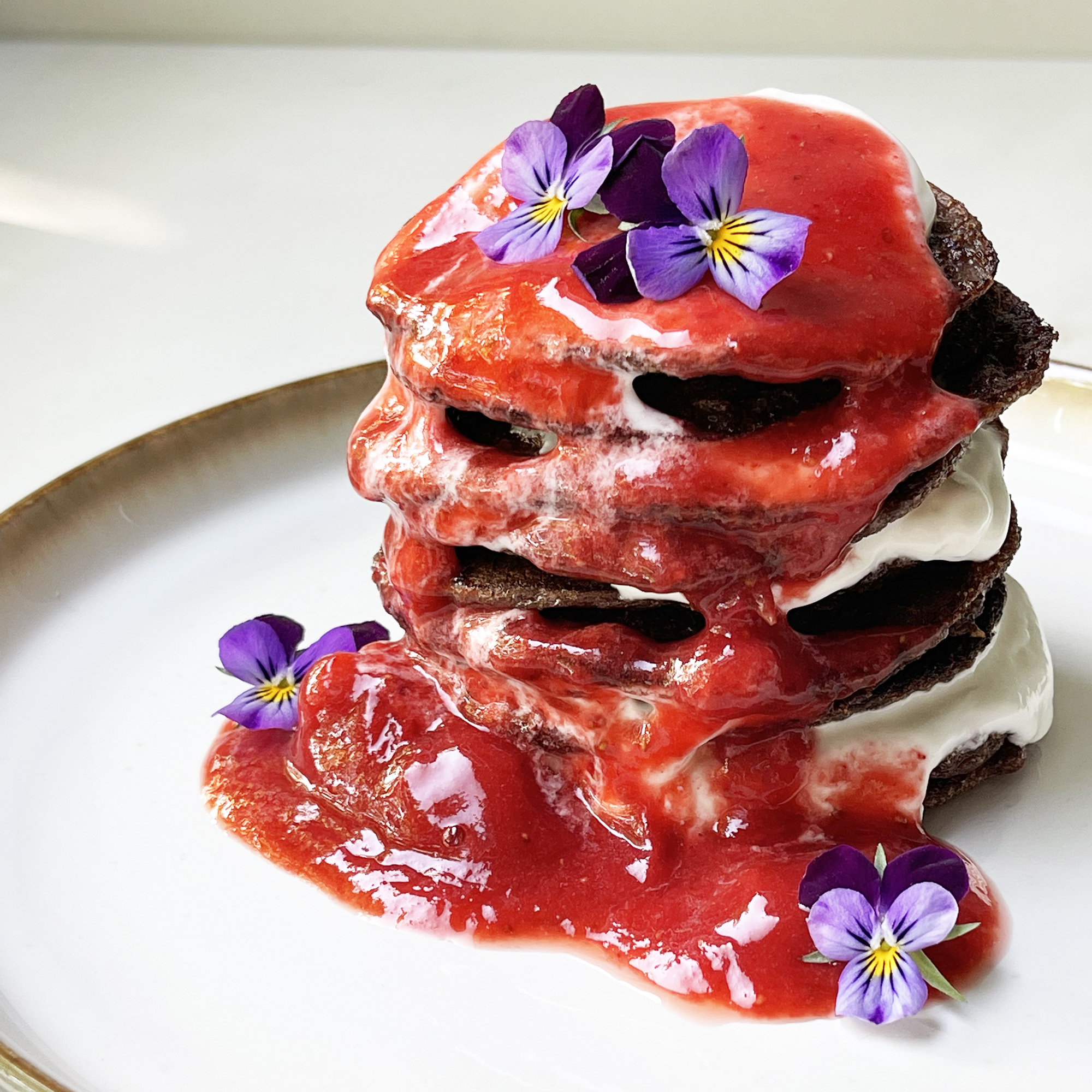 3 ingredientu blyneliai is sokoladinio pudingo